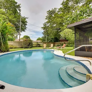 Uncle Louies Gulf Coast Retreat With Outdoor Oasis! Holiday home